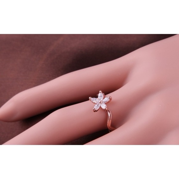 Crystal Flower Ring - 18K Rose Gold Plated - Picture 4 of 4